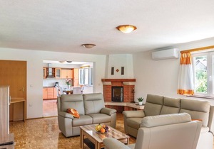 6 bedroom cozy home in Prolozac