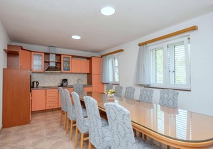 6 bedroom cozy home in Prolozac
