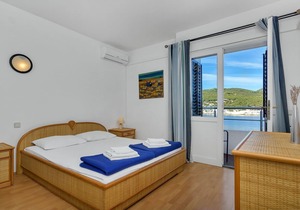 Apartment Ana - 5 m from beach: R3-14(4) - Cove Pokrivenik, Island Hvar, Croatia in Island Hvar