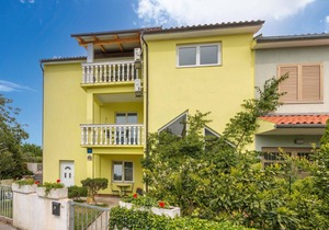 Awesome apartment in Stinjan with WiFi