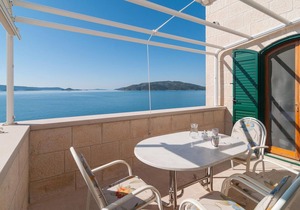 Beach front apartment in Okrug Donji with WiFi in Okrug Donji
