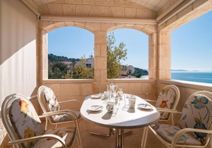 Beach front apartment in Okrug Donji in Okrug Donji