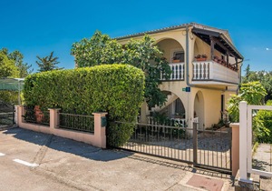 Beach front apartment in Pinezici