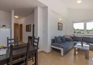 Beach front apartment in Njivice with WiFi