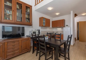 Beach front apartment in Njivice with WiFi
