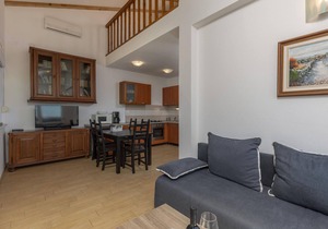 Beach front apartment in Njivice with WiFi