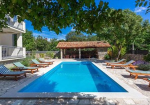 Beach Front Apartment In Pinezici