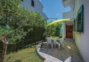 Beach front apartment in Rabac with WiFi