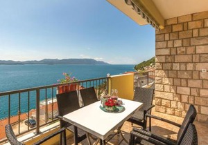 Beach Front Apartment In Komarna With Wifi in Komarna
