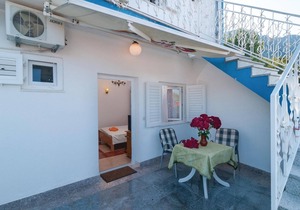Beach front apartment in Omis with house sea view in Omis