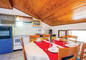 Beautiful Apartment In Cesarica With Wifi