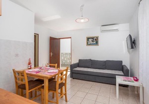 Cozy Apartment In Jurandvor With Wifi