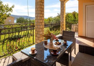 Cozy Apartment In Kornic With House Sea View in Kornić
