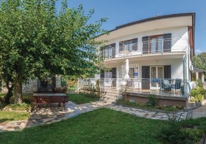Gorgeous Apartment In Lovrecica With Wifi