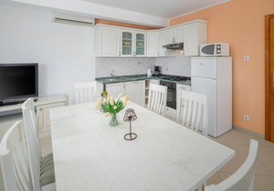 In the small Istrian village Orihi stands this beautiful vacation home with pool.