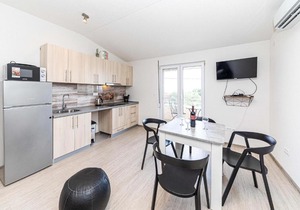 Lovely Apartment In Kastel Luksic With Wifi