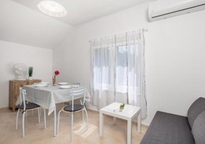 Stunning Apartment In Vlasici With House Sea View