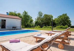 This beautiful holiday home with pool is located in Proloac Donji, near Imotski.