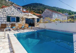 Three-Bedroom Holiday Home in Brsecine