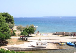 Two bedroom apartment with a swimming pool by the beach Ugljan (A-829-b)