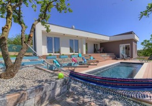 Villa Senorita in Pula with Pool in Pula