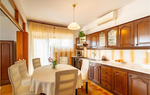 Prizba Apartment | 1 Bedroom Awesome Apartment In Blato