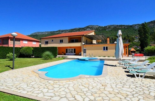 Dusina House | 14-Guest Holiday Home in Vrgorac
