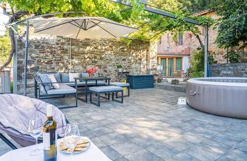 Koper Apartment | 17th Century Apartment with Jacuzzi, Koper, Slovenia