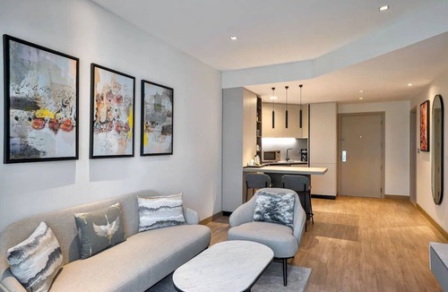 DIFC Hotel | 1BR Suite | Marriott Dubai | Separate Living Area, Full Kitchen, Metro Walk