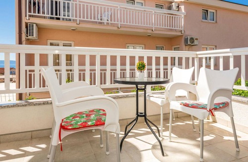 Zelenka Apartment | 2 bedroom beach front apartment in Makarska