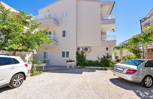 Zelenka Apartment | 2 bedroom beach front apartment in Makarska