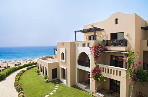Al Aqah Hotel | 2 Contemporary Rooms with Refreshing Ocean Views - Ideal Beach Getaway
