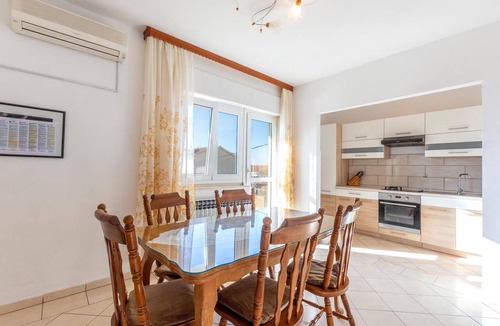 Kastel Luksic Apartment | 3 bedroom awesome apartment in Kastel Luksic