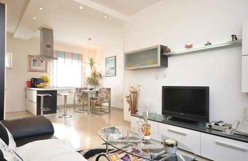 Supetar Apartment | 3 bedroom beach front apartment in Supetar