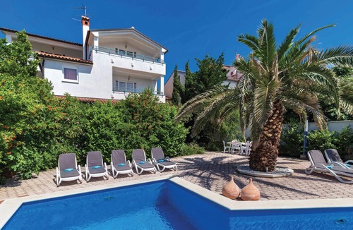 Pjescana Uvala Apartment | 3 bedroom beach front apartment in Pula