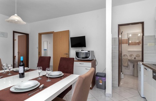 Jadranovo Apartment | 3 bedroom beach front apartment in Jadranovo