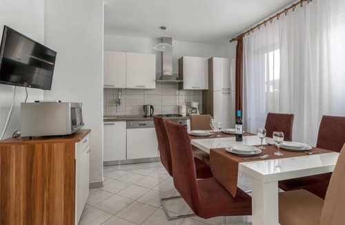 Jadranovo Apartment | 3 bedroom beach front apartment in Jadranovo