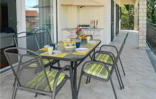 Susnjici Apartment | 3 Bedroom Nice Apartment In Susnjici