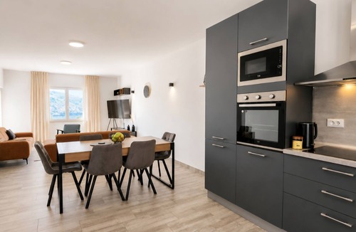 Mokosica Apartment | 3-bedroom Sea View Home with Private Parking