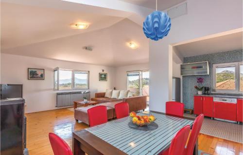 Ploce Apartment | 3 Bedroom Stunning Apartment In Rogotin