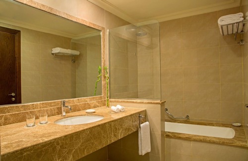Al Aqah Hotel | 3 Relaxing and Inviting Rooms Bathed in Sunlight near Local Attractions