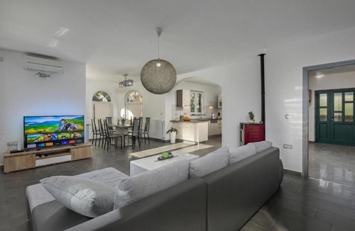 Kapelica Villa | 4 BDR Villa Filleona with Pool - Happy Rentals