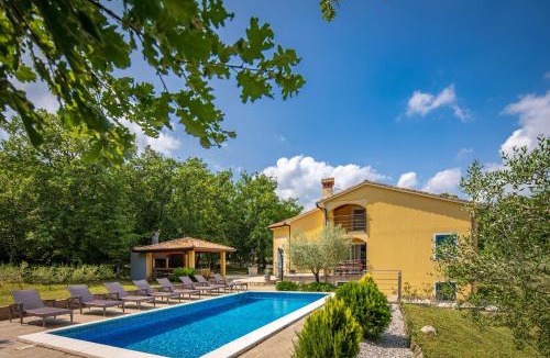 Kapelica Villa | 4 BDR Villa Filleona with Pool - Happy Rentals