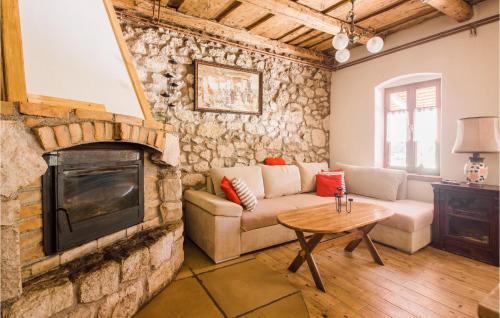 Velika House | 4 Bedroom Beautiful Home In Radovanci