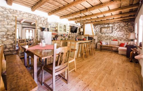 Velika House | 4 Bedroom Beautiful Home In Radovanci