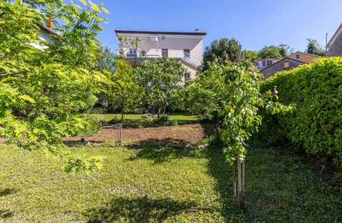 Buzdohanj Apartment | 4 Bedroom Lovely Apartment In Cernik