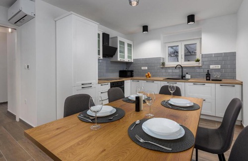 Buzdohanj Apartment | 4 Bedroom Lovely Apartment In Cernik