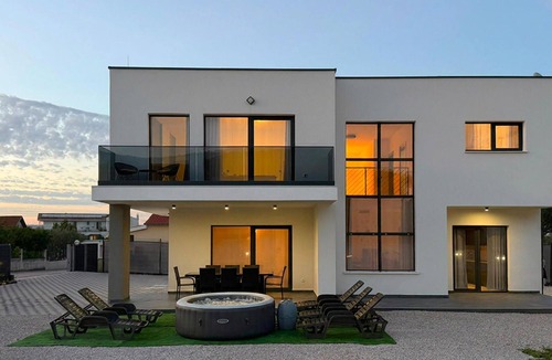Raslina House | 4 bedroom luxurious home in Raslina