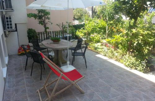 Split Apartment | 4 seasons - under forest park, FREE parking