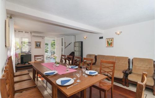 Stomorska House | 5 Bedroom Cozy Home In Stomorska